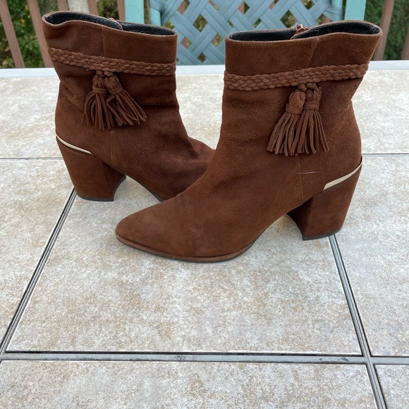 Stuart Weitzman
Brown Tazzie Suede Tassle Boots/Booties - Picture 3 of 15